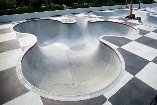 極限運(yùn)動(dòng)滑板場(chǎng)地中像一個(gè)游泳池的叫什么？